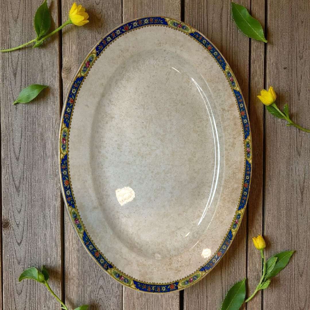 Vista superior de la fuente Pickman mostrando la cenefa policromada.