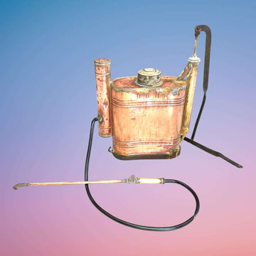 Sulfatadora antigua de cobre vista lateral con lanza extendida.