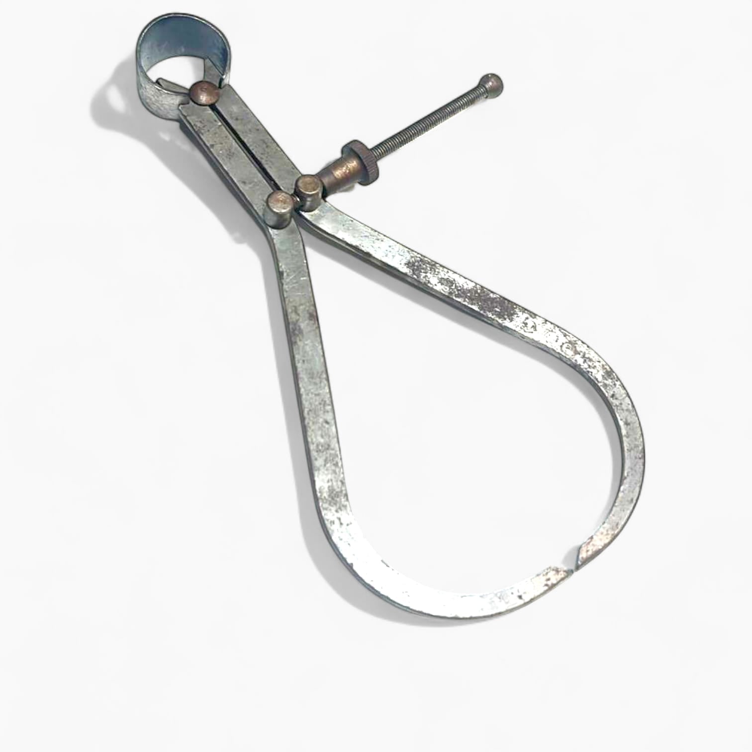 Galga antigua de metal con tornillo de ajuste micrométrico.