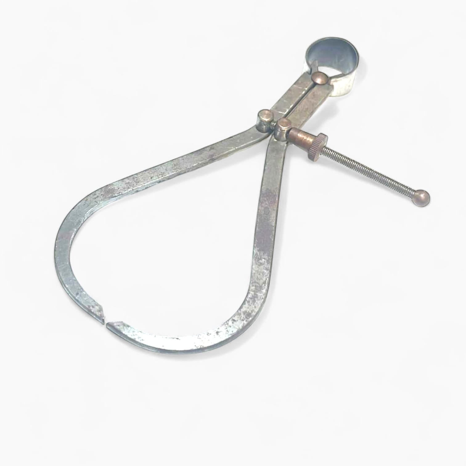 Detalle del tornillo de precisión en calibrador antiguo.