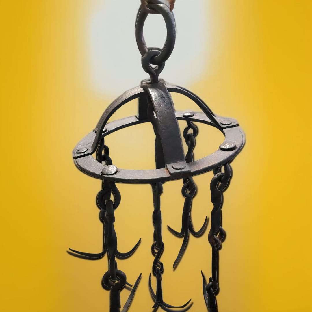 Vista inferior del conjunto de ganchos mostrando sus formas puntiagudas y diseño simétrico.