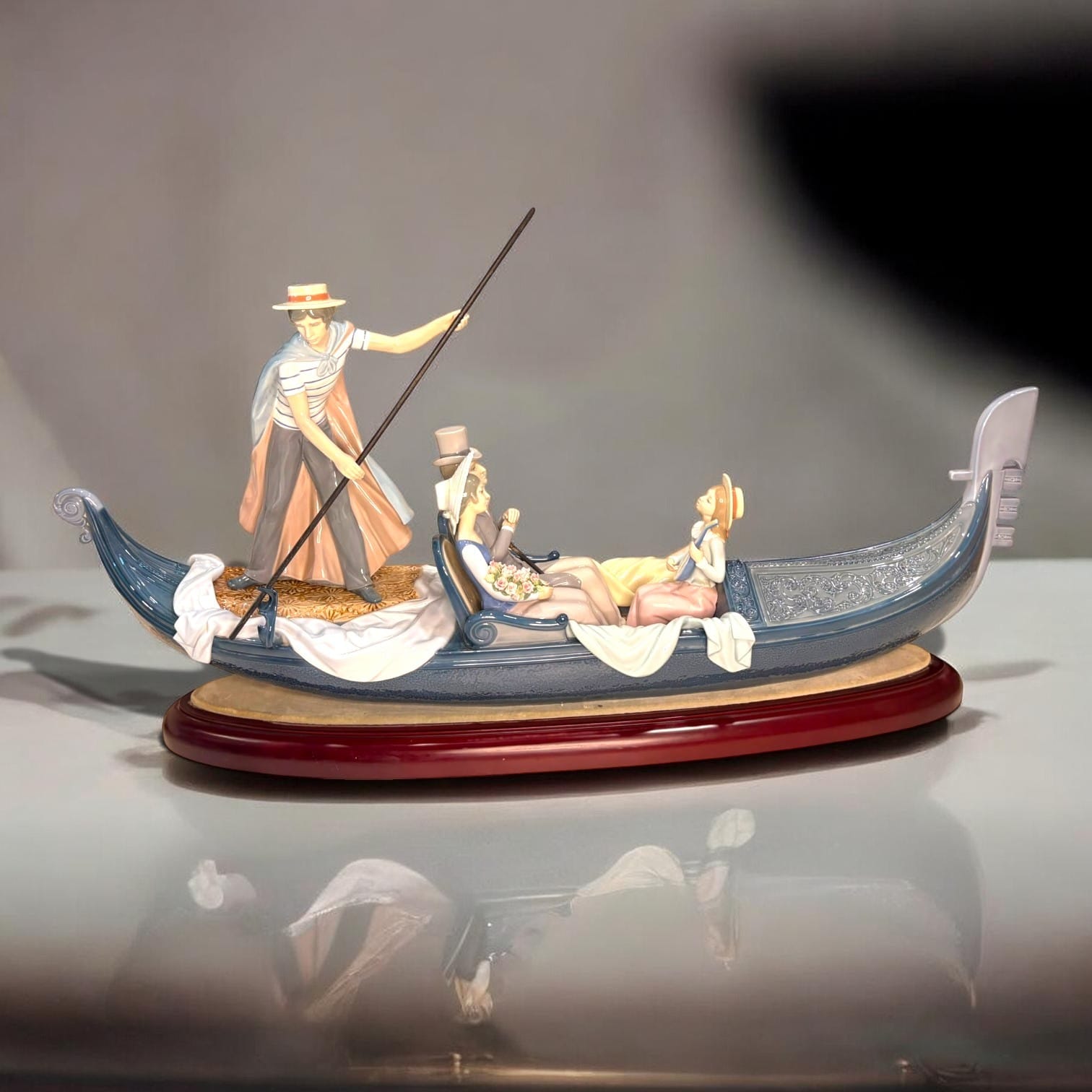 Gran escultura de porcelana Lladró “En la góndola”,