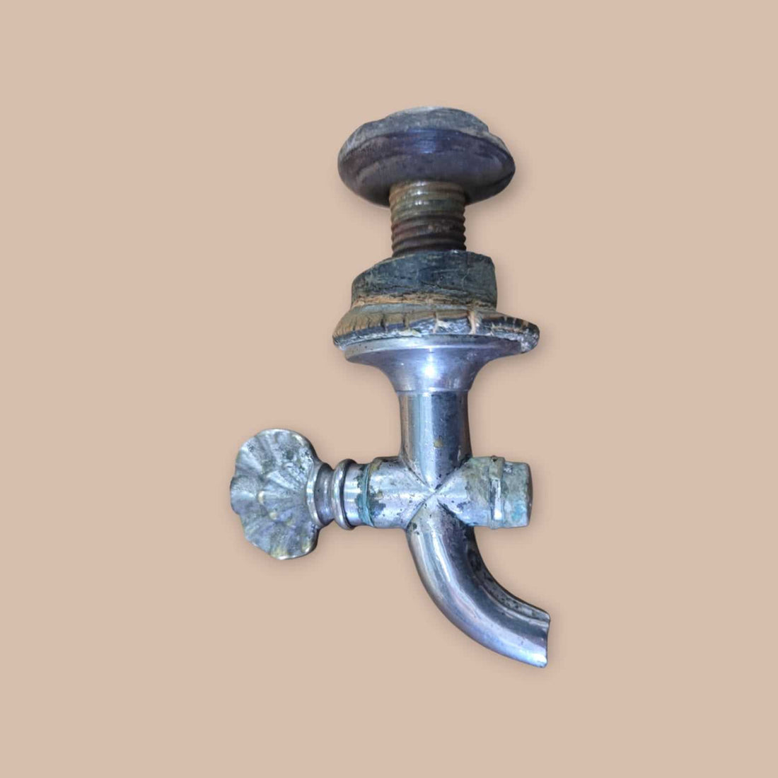 Grifo de aguamanil antiguo en metal cromado con rosca clásica y diseño curvo, ideal para decoración vintage en hogar o jardín.