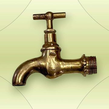 Grifo antiguo de metal decorativo en latón con pátina original.