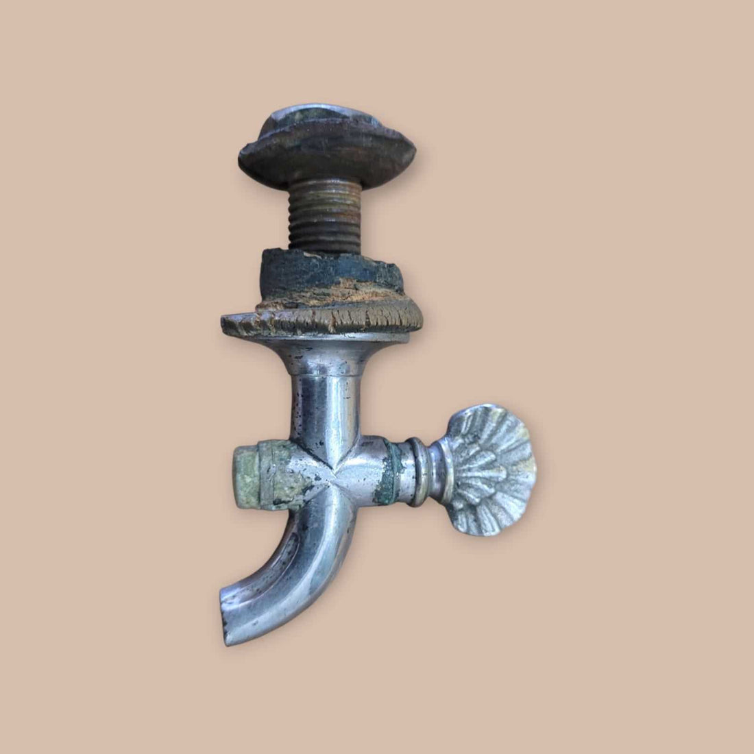 Grifo de aguamanil antiguo en metal cromado con rosca clásica y diseño curvo, ideal para decoración vintage en hogar o jardín.