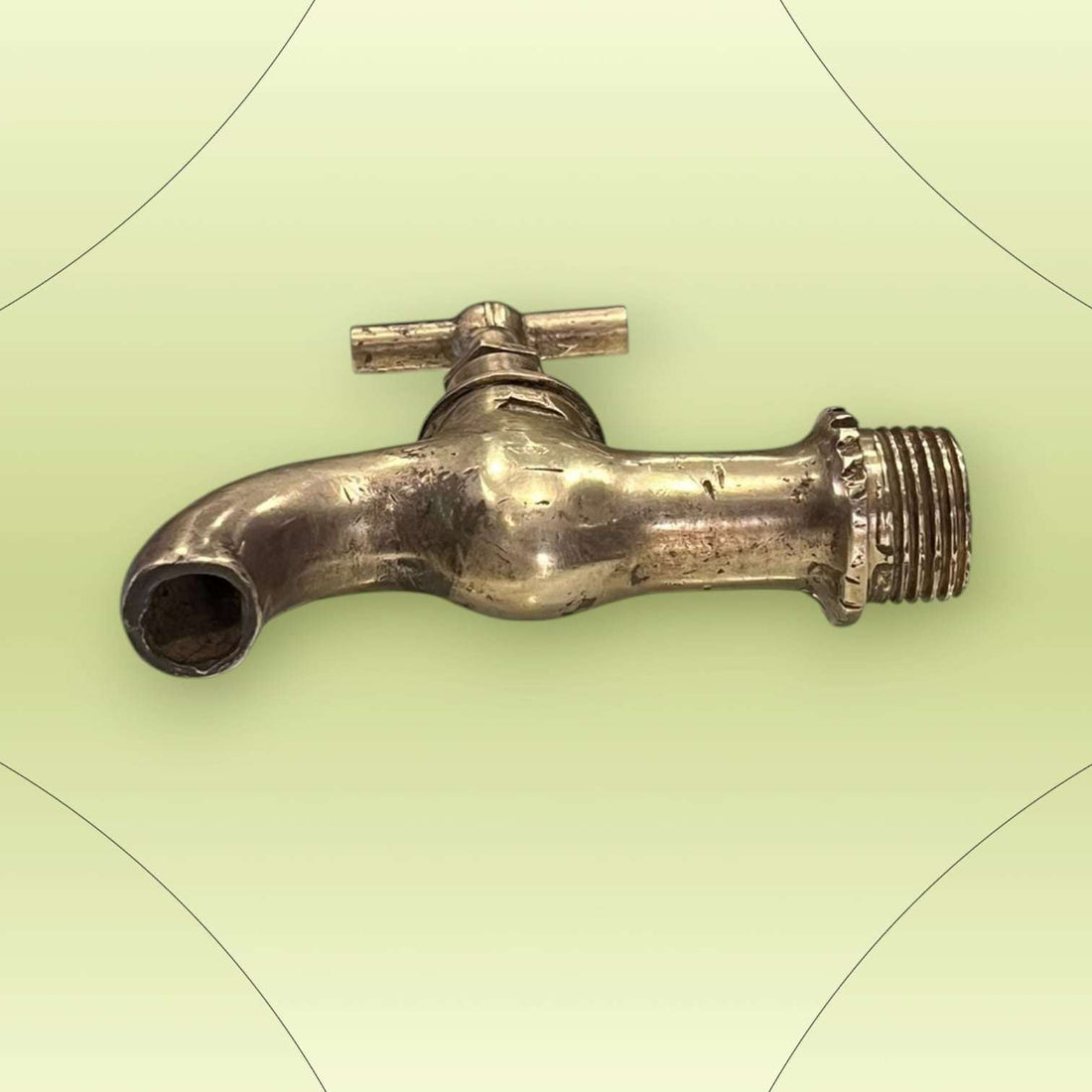 Grifo antiguo de metal decorativo en latón con pátina original.