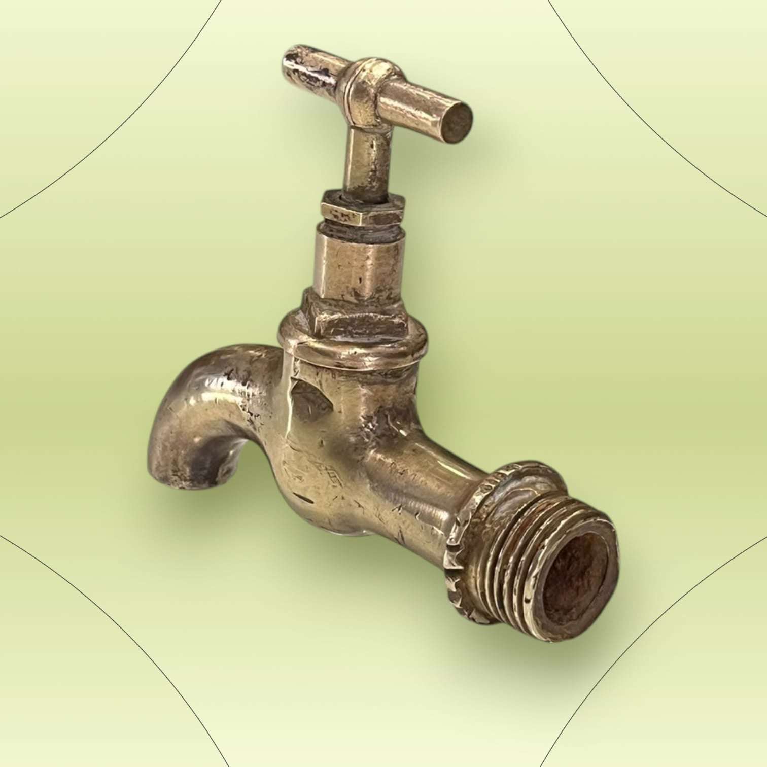 Grifo antiguo decorativo en perspectiva mostrando acabado envejecido.