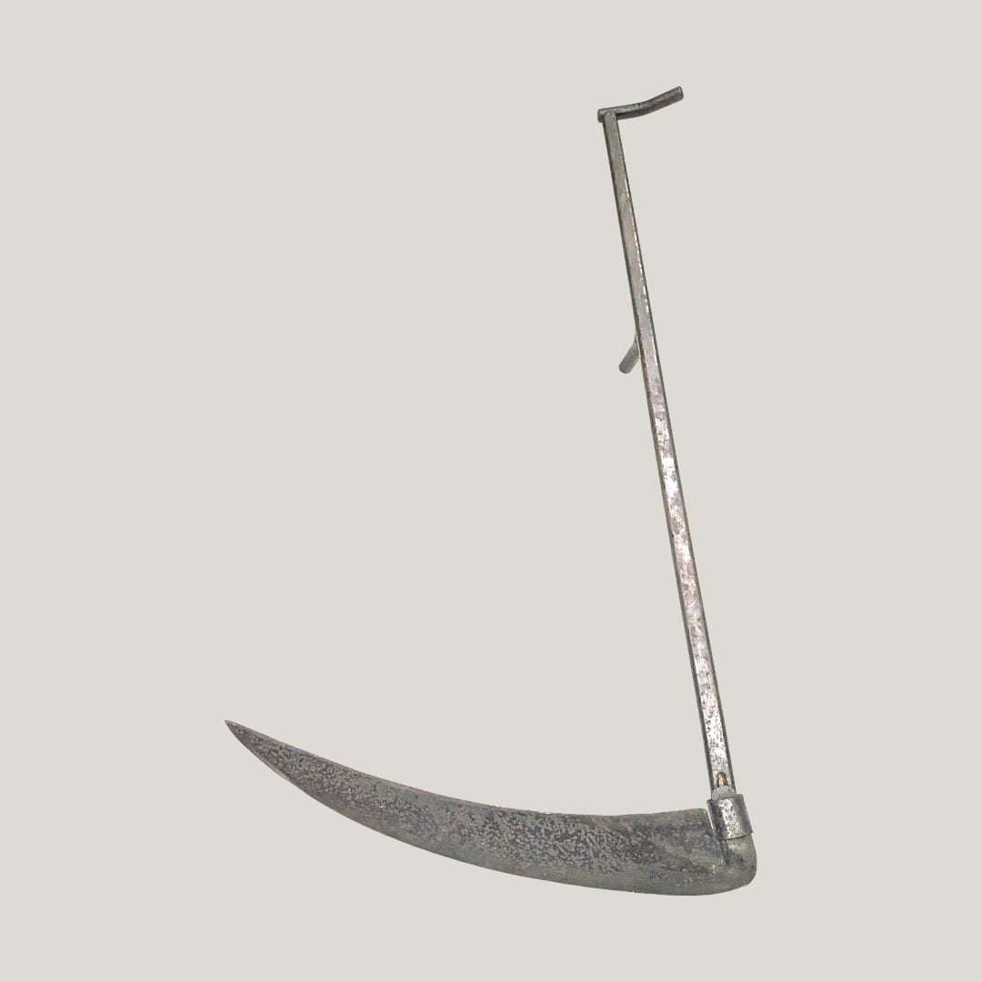 Guadaña antigua decorativa de hierro forjado tradicional con hoja curva y mango largo, ideal para decoración rústica en hogar o jardín.