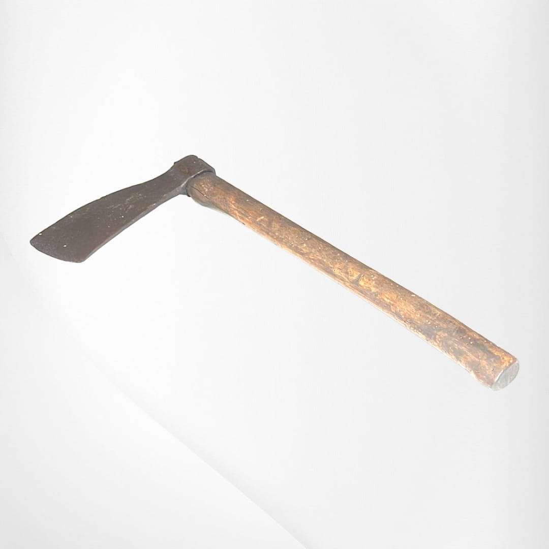 Hacha antigua de hierro y madera vista lateral completa