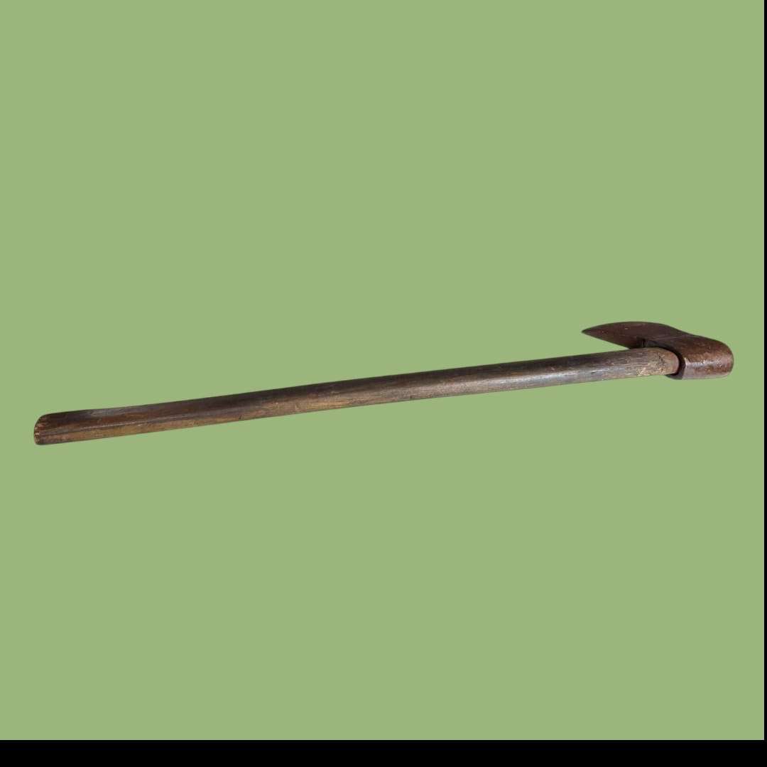 Detalle del filo del hacha antigua mostrando su robustez.