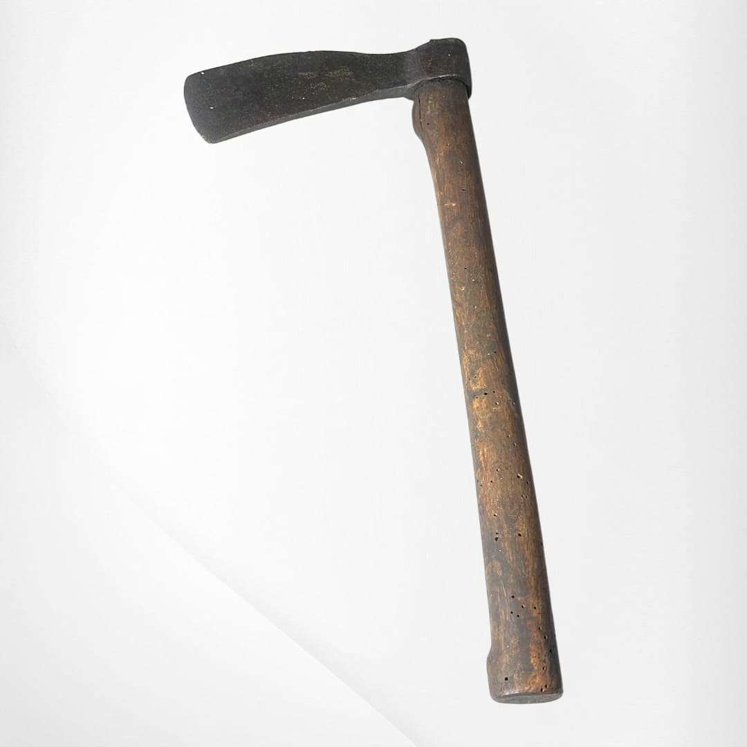 Detalle del cabezal de hierro forjado del hacha antigua