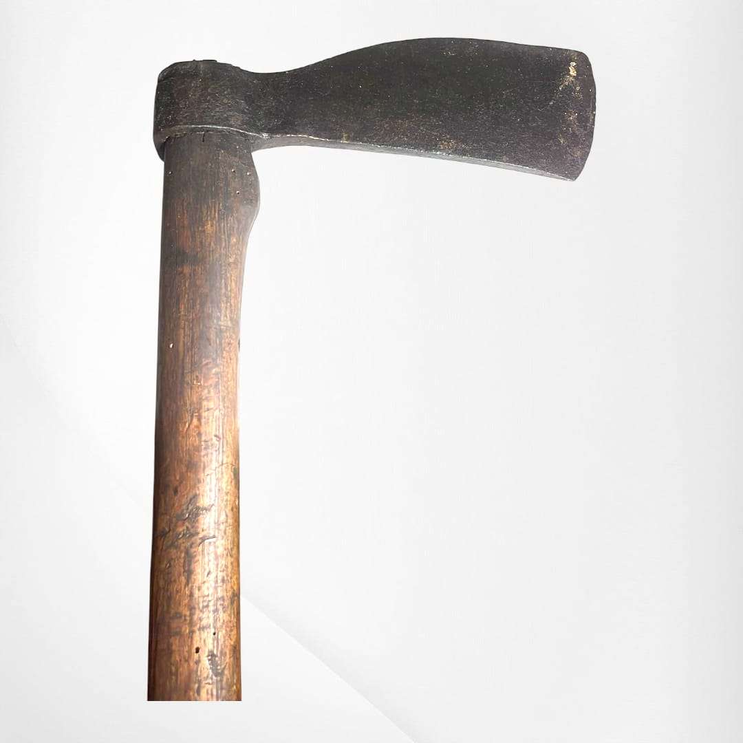 Mango de madera original con pátina del tiempo en hacha antigua