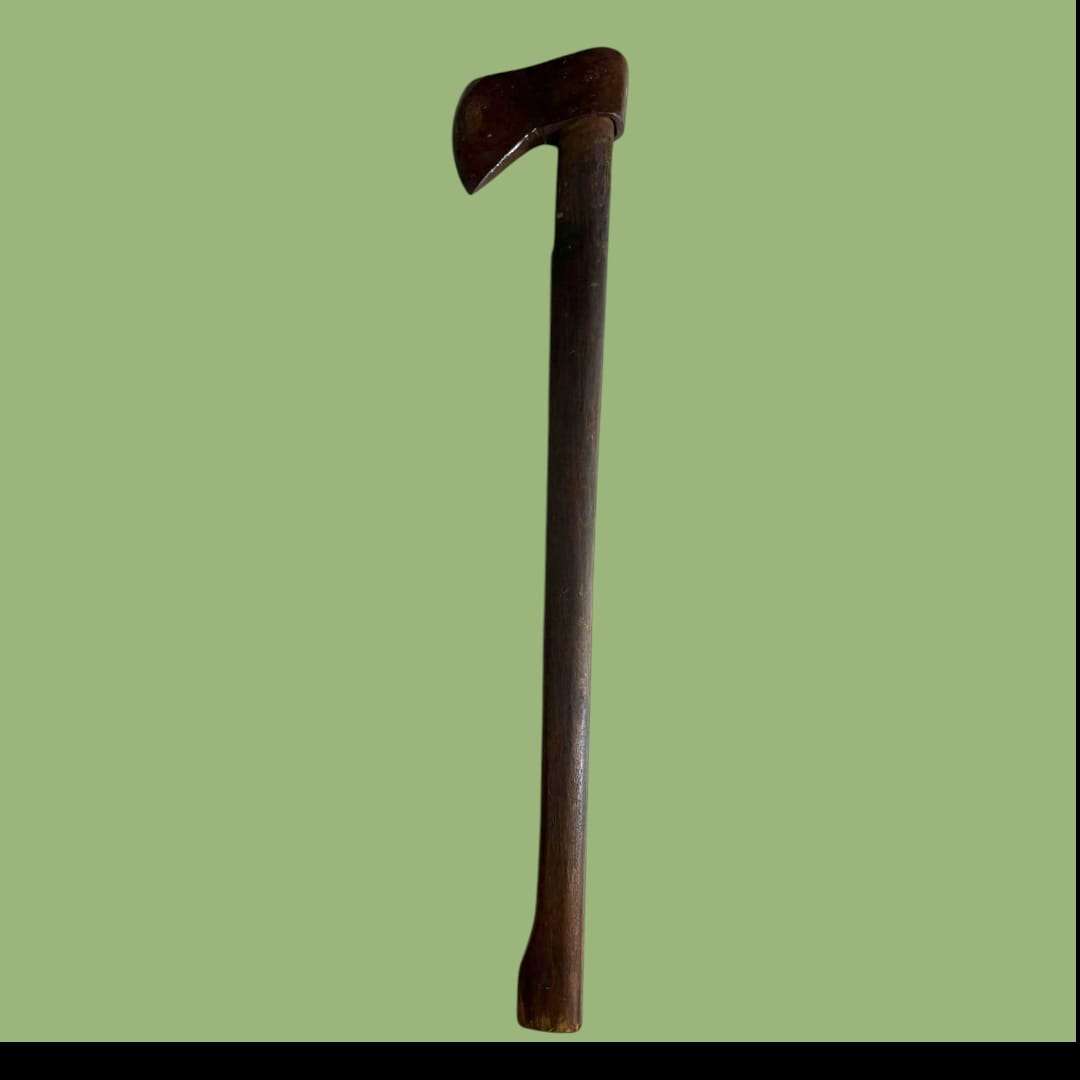 Vista superior del hacha antigua con mango alargado.