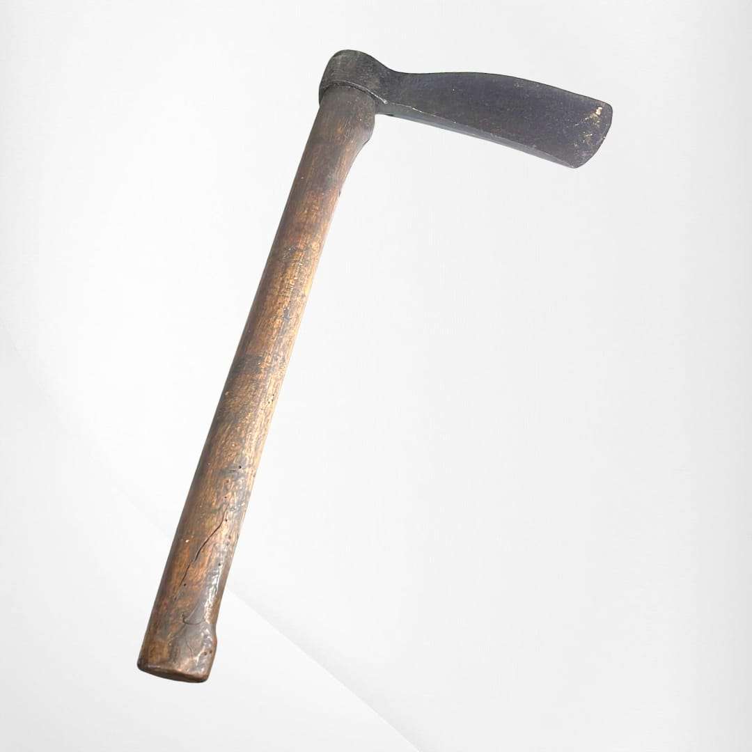 Detalle del desgaste natural del mango de madera en hacha antigua