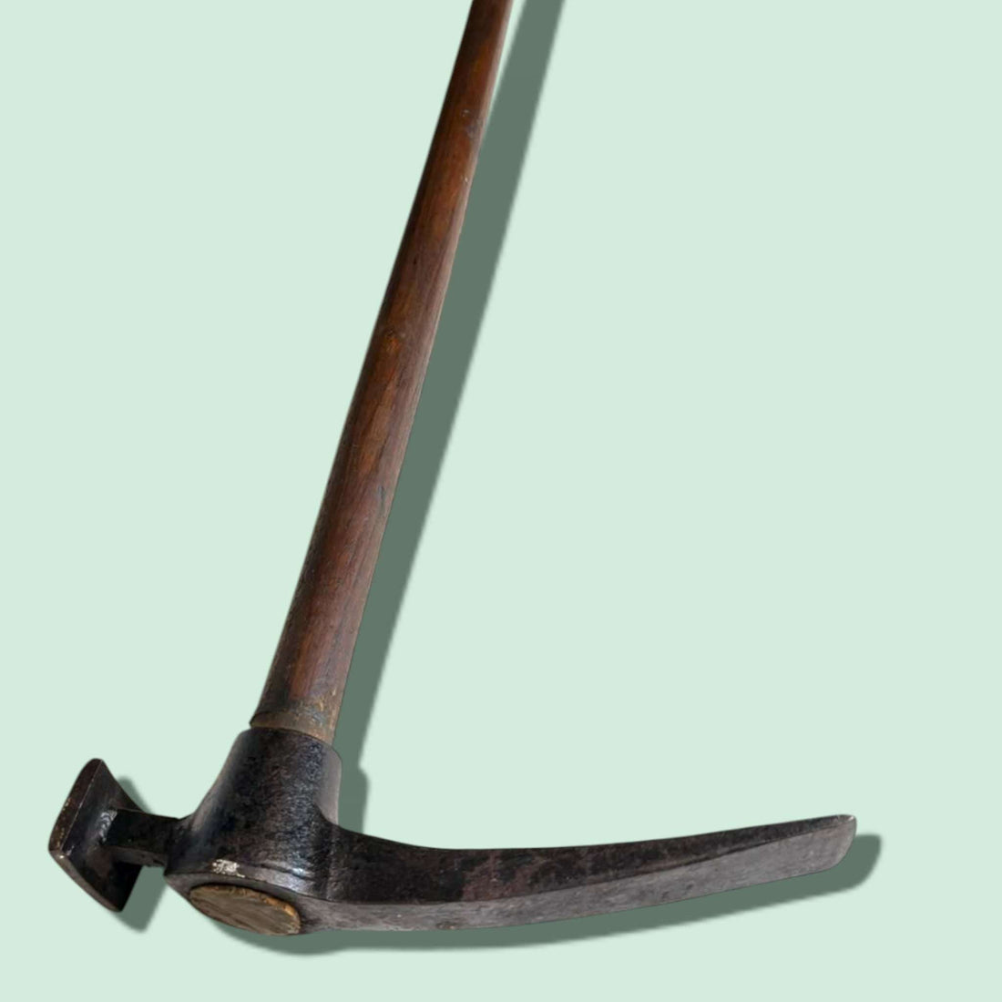 Vista completa del Pico / Martillo antiguo de forja con mango de madera.