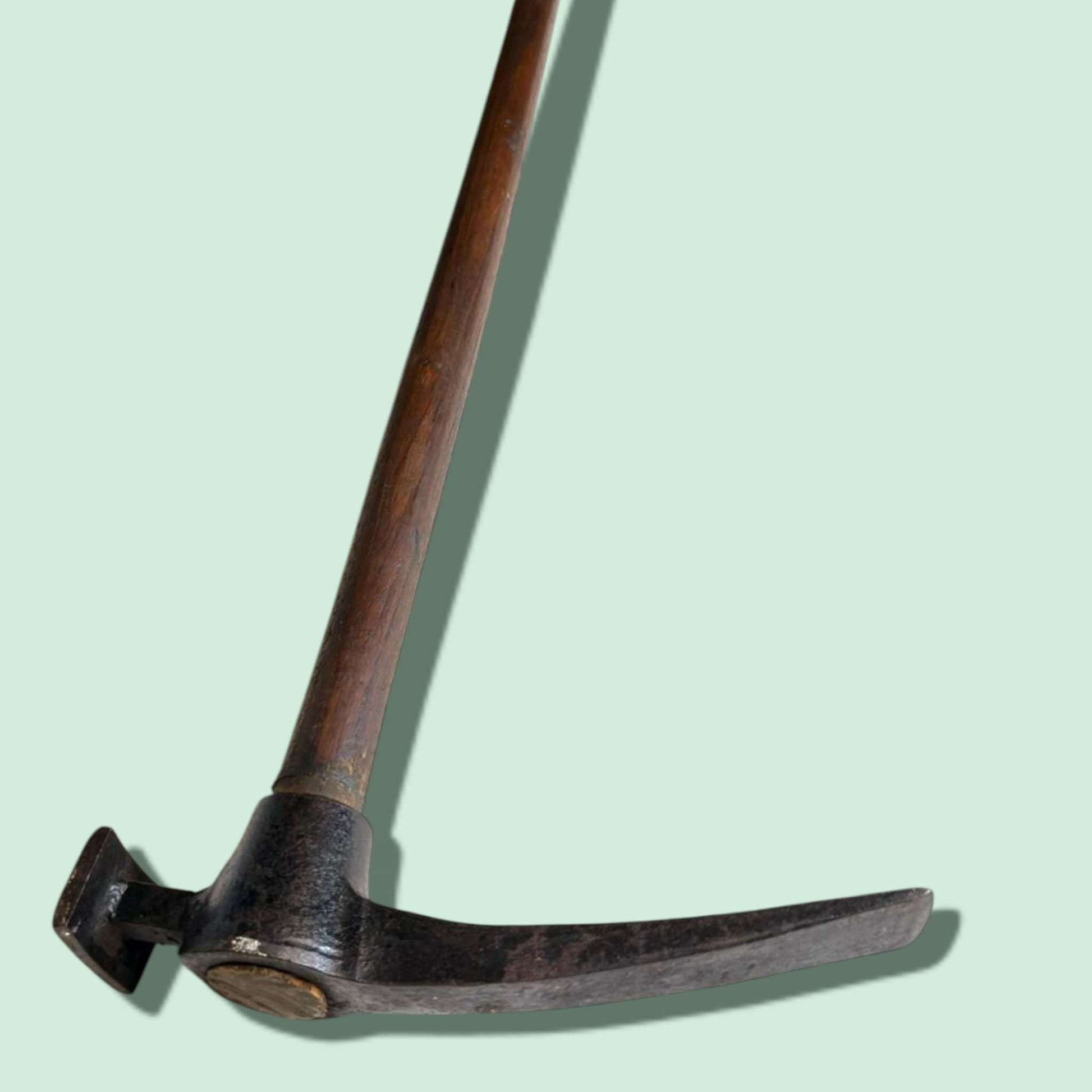 Vista completa del Pico / Martillo antiguo de forja con mango de madera.