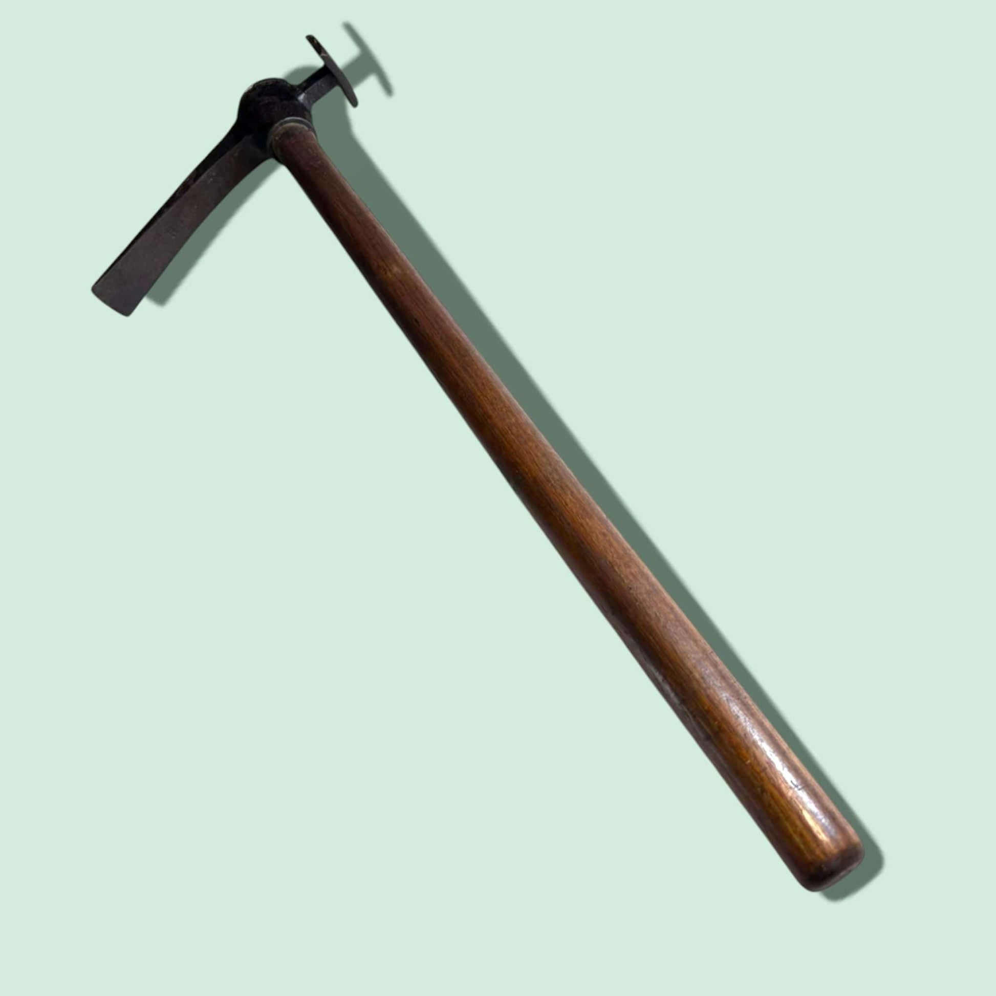 Detalle de la cabeza de hierro forjado del Pico / Martillo antiguo.