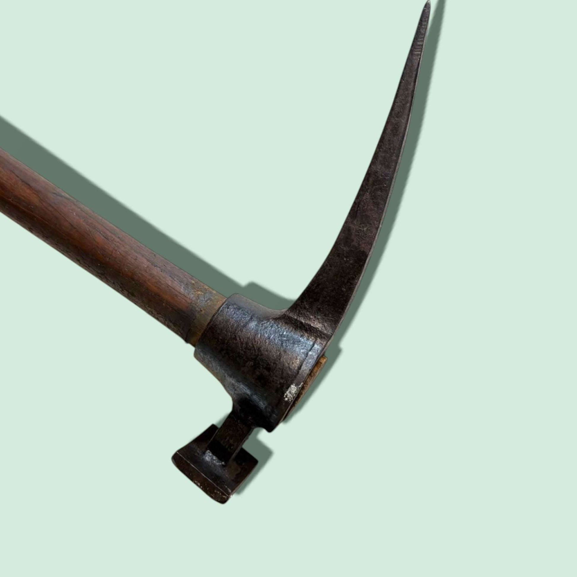 Primer plano del extremo plano tipo martillo de la pieza.