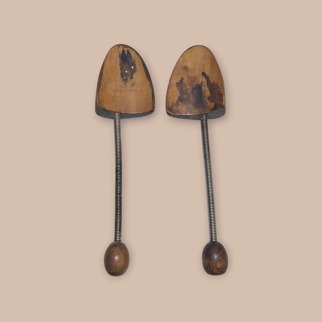 Horma antigua de madera y metal con mango esférico.