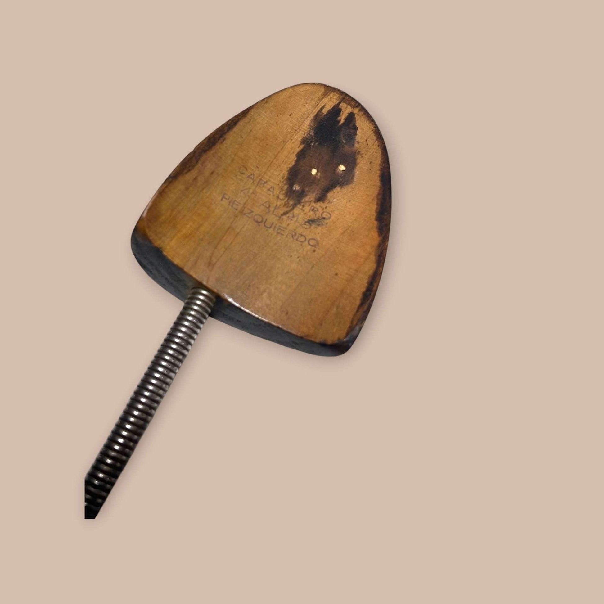 Detalle del grabado “caballero pie izquierdo” sobre la madera antigua.