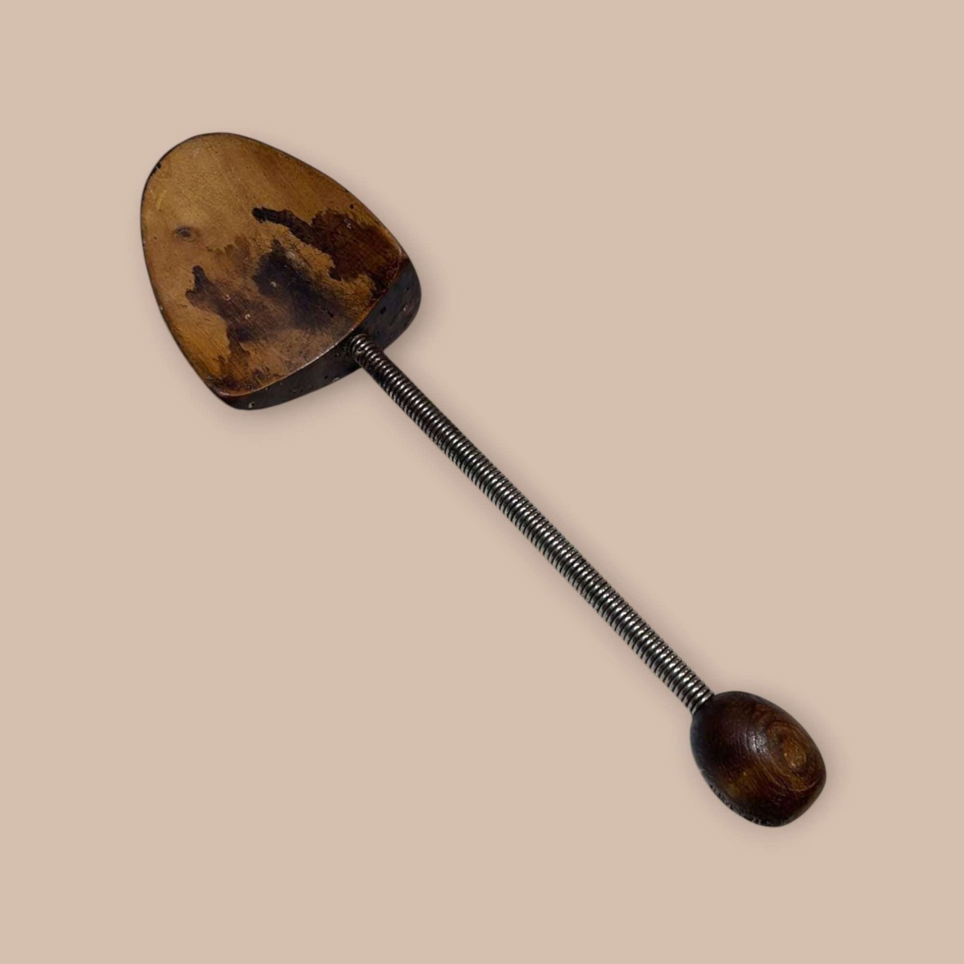 Vista superior de horma clásica con marcas de uso auténticas.