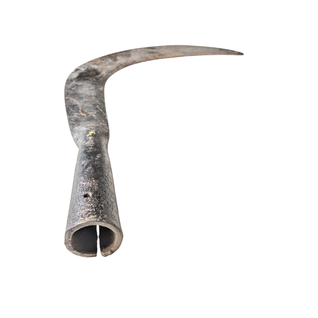 Podón antiguo para limpieza de árboles, calidad excepcional, con hoja curva de hierro forjado. Ideal como decoración rústica de jardín o interior.