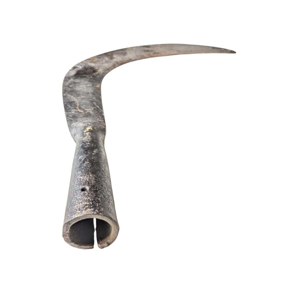 Podón antiguo para limpieza de árboles, calidad excepcional, fabricado en hierro con diseño curvo y acabado rústico. Ideal para decoración vintage.