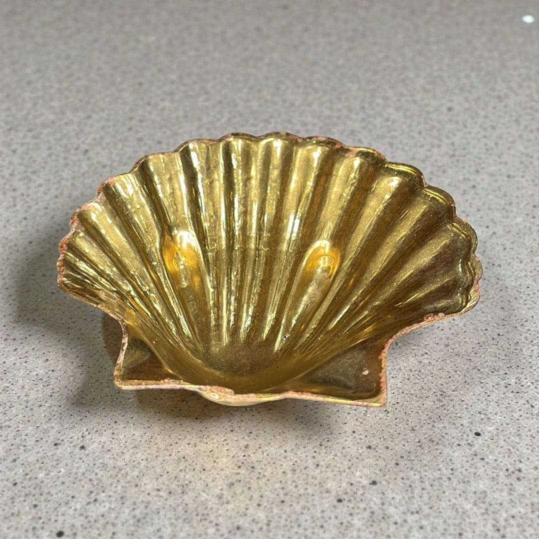 La jabonera de bronce con forma de concha no es solo un accesorio funcional, sino una pieza decorativa que transforma el baño en un espacio con identidad. 