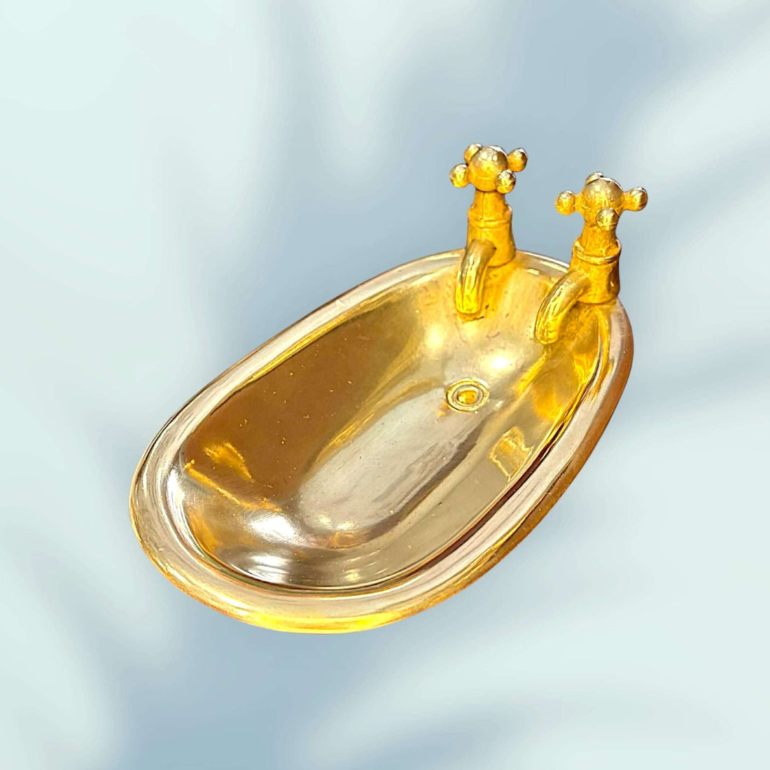  Esta jabonera de metal dorado es una pieza decorativa y funcional diseñada para mantener el jabón sólido seco, ordenado y siempre a mano, evitando la acumulación de agua y alargando su vida útil. 