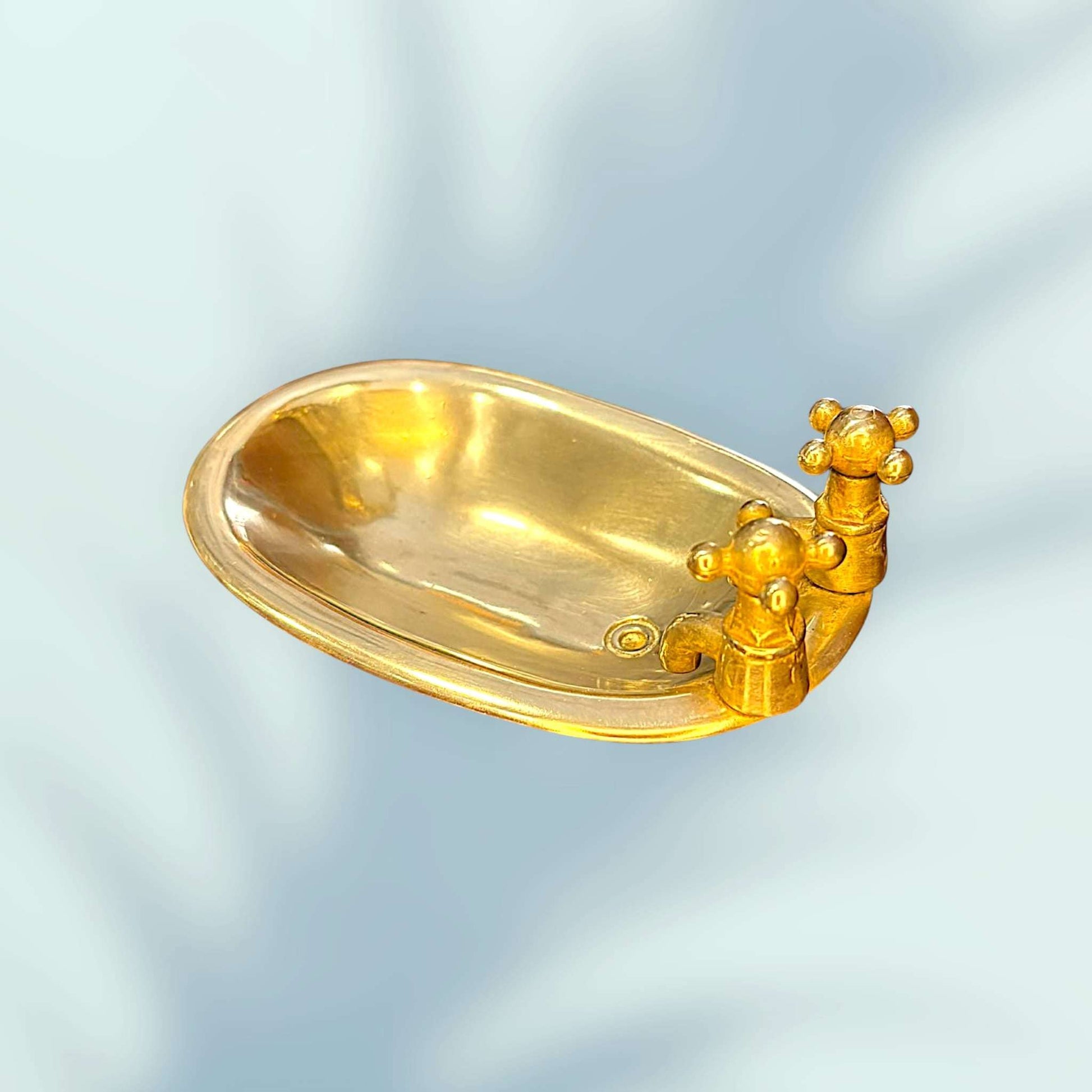 Tradicionalmente utilizada en baños clásicos y aseos señoriales, la jabonera de metal dorado cumplía una doble función: utilidad diaria y embellecimiento del espacio.
 