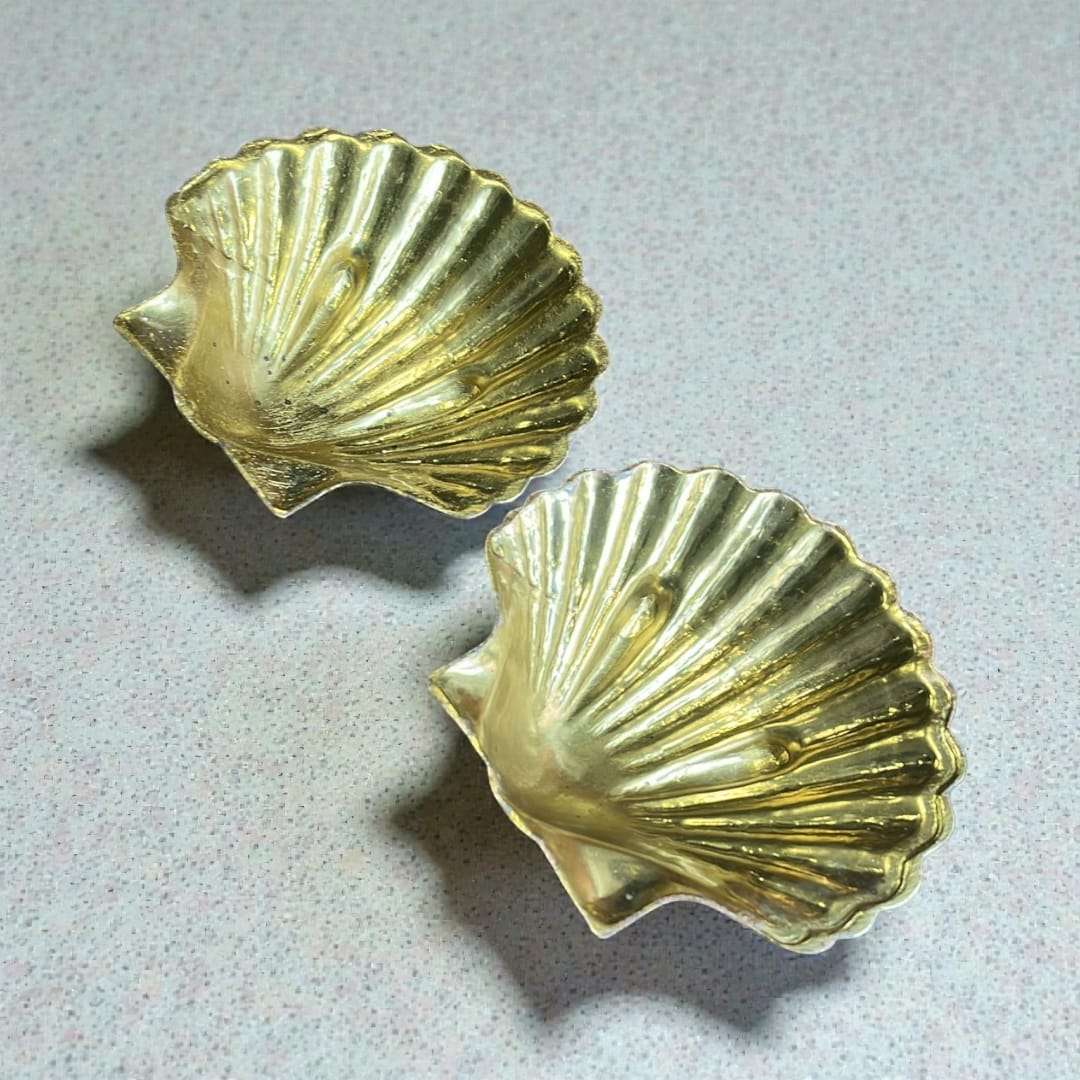 La jabonera de bronce con forma de concha no es solo un accesorio funcional, sino una pieza decorativa que transforma el baño en un espacio con identidad. 