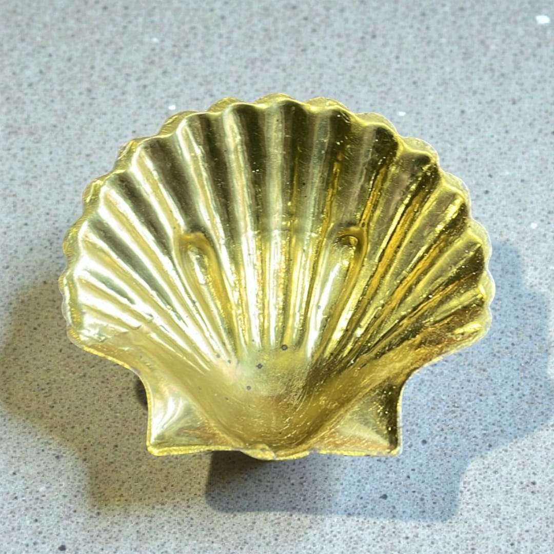 
Gracias a su peso y estabilidad, esta jabonera de bronce con forma de concha se mantiene firme sobre cualquier superficie.