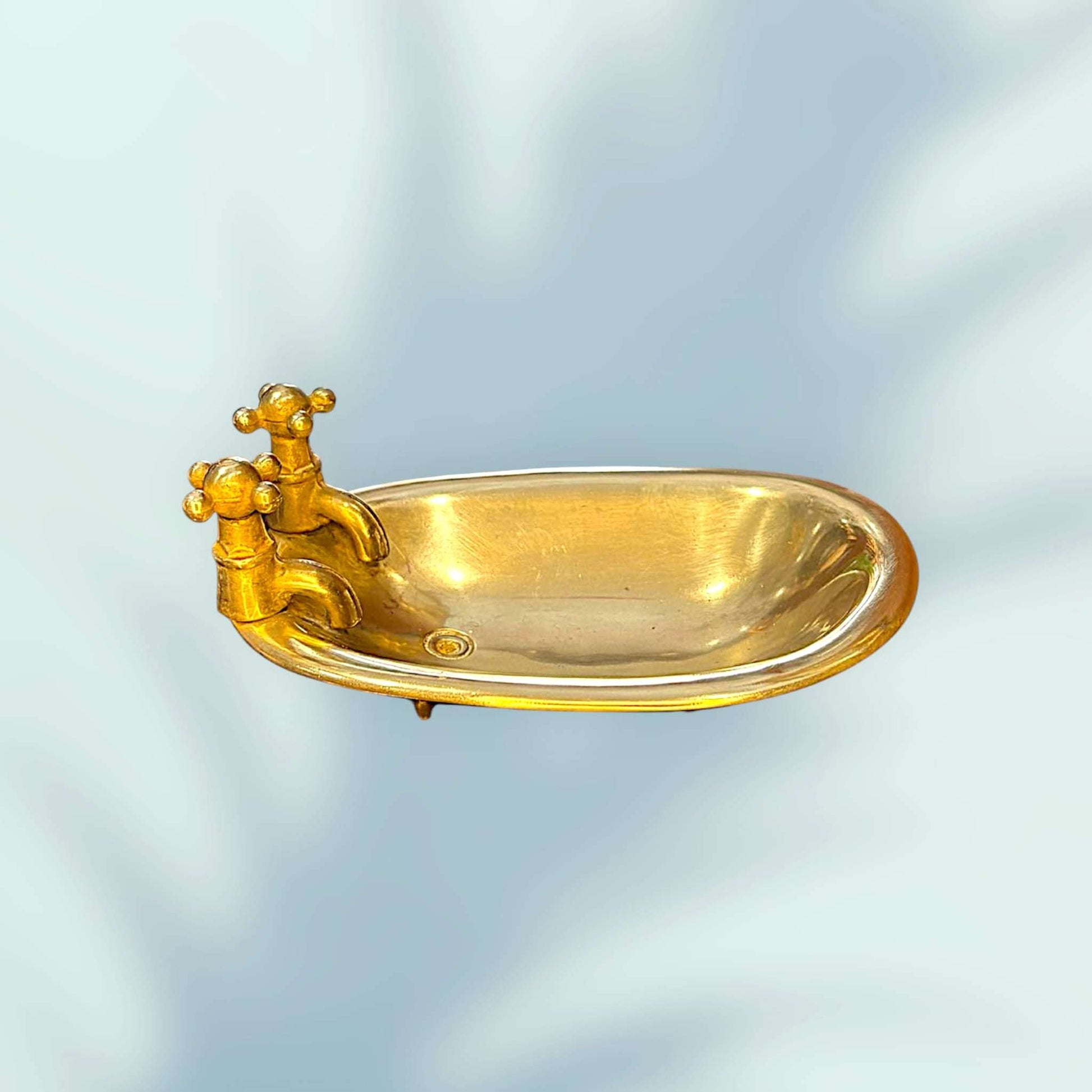 
Fabricada íntegramente en metal dorado, presenta un acabado pulido con brillo cálido y elegante.