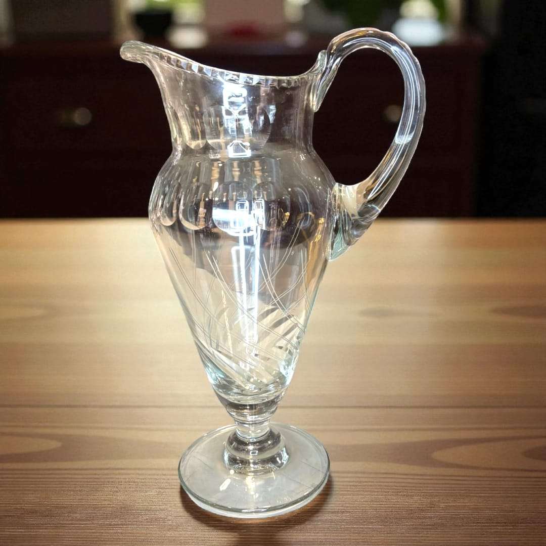 Jarra de cristal antigua grabada a mano con diseño floral tallado, ideal para decoración elegante en el hogar. Pieza artesanal única de colección.