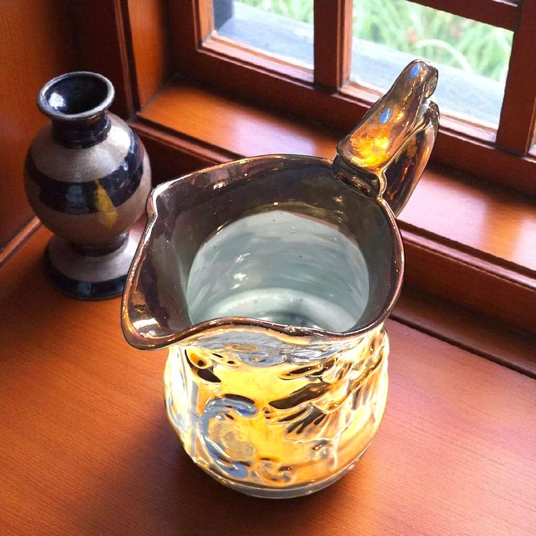 Jarra de reflejo metálico de Bristol del siglo XIX vista desde arriba.