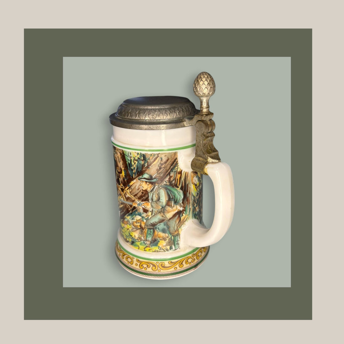 Jarra de cerveza alemana antigua de porcelana con tapa metálica decorada, diseño de cazador en bosque. Ideal para decoración vintage y coleccionistas.