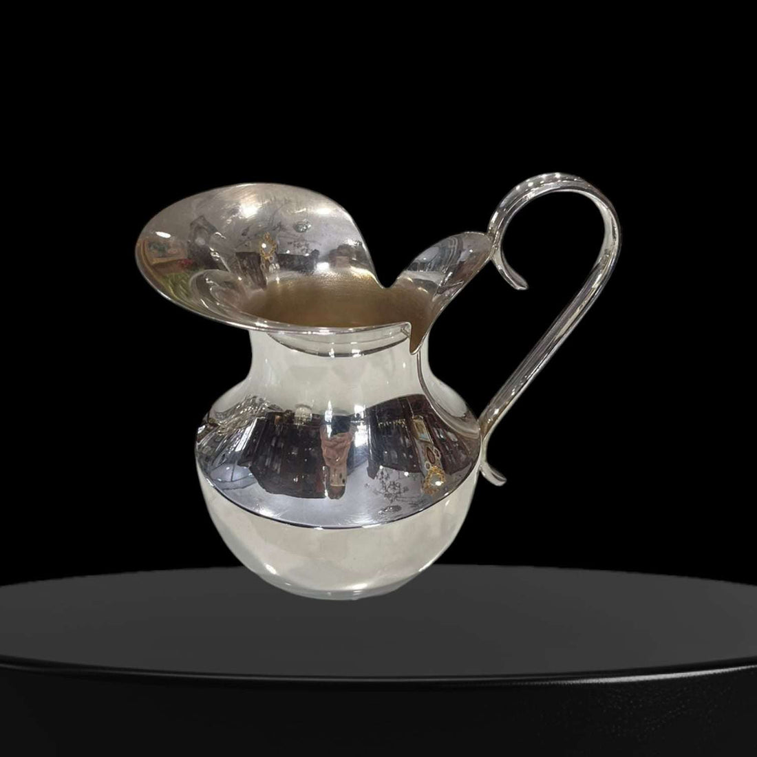 La Jarra de metal plateado es una pieza única que transmite distinción y sofisticación.