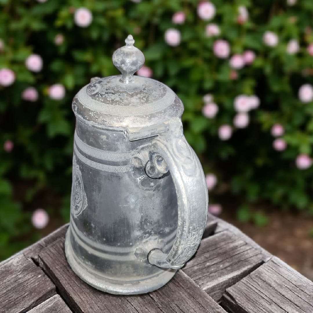 Jarra de Estaño de Peltre antigua con tapa grabada.
