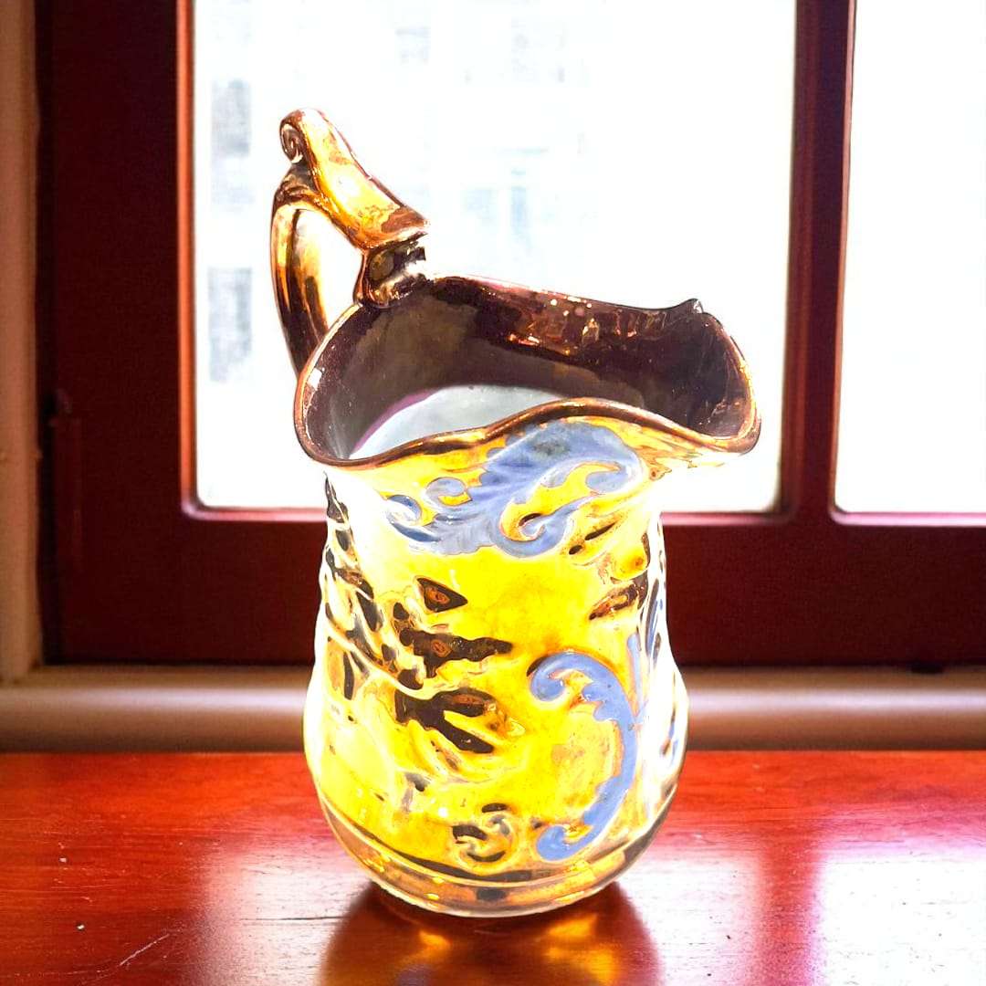 Jarra de reflejo metálico de Bristol del siglo XIX vista desde arriba.