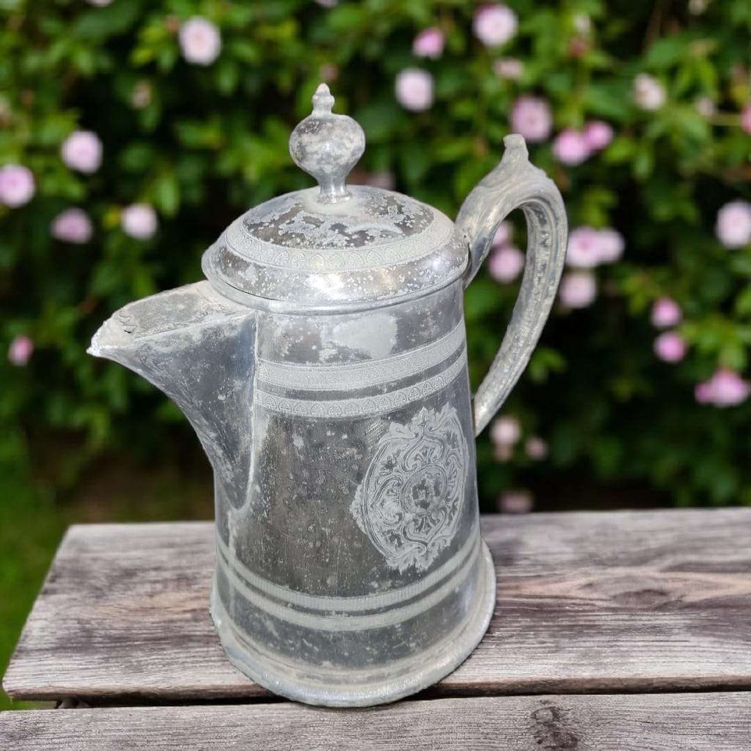 Jarra de Estaño de Peltre antigua con tapa grabada.