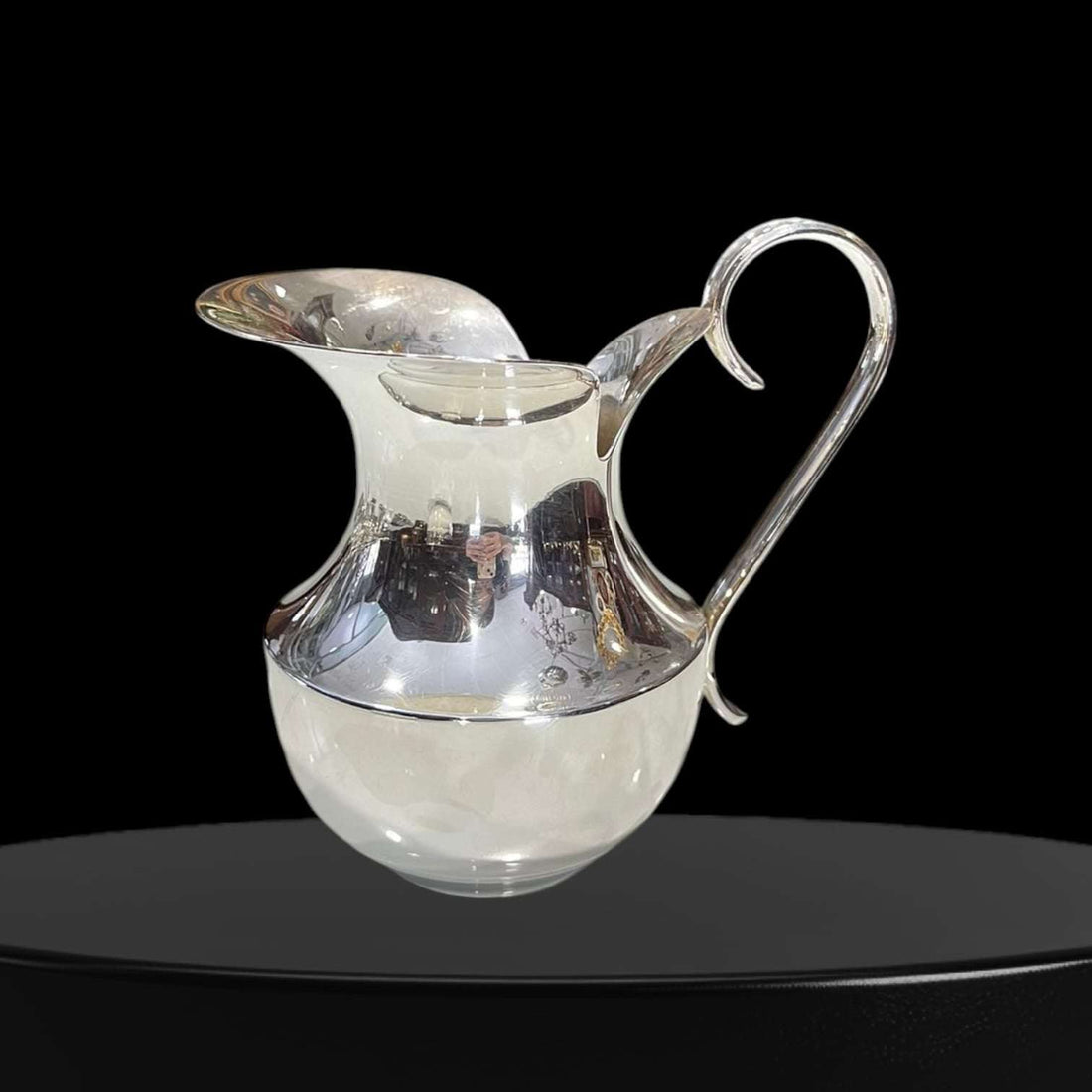 La Jarra de metal plateado es una pieza única que transmite distinción y sofisticación.