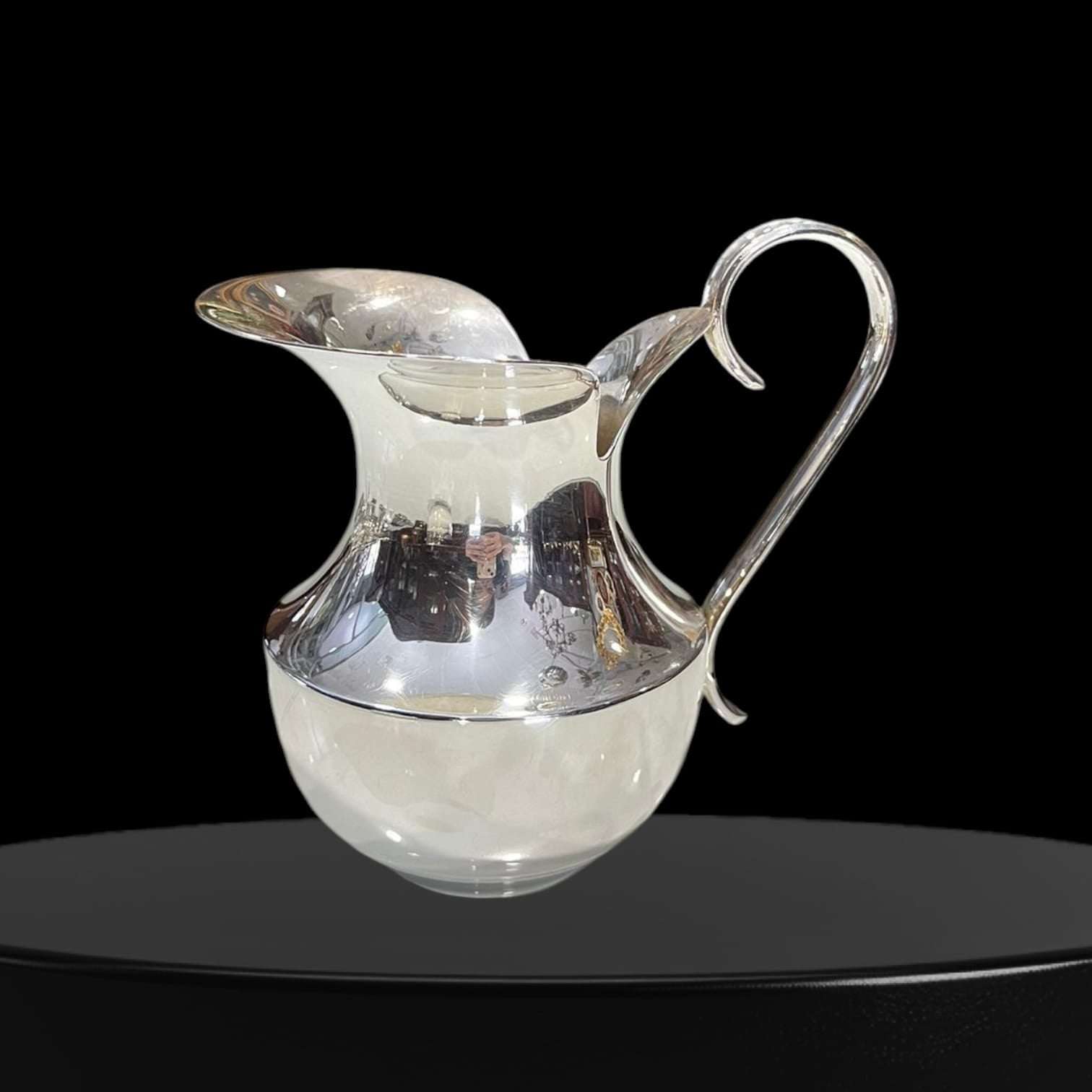  Su diseño curvado y elegante la convierte en un objeto decorativo tan atractivo como funcional. 