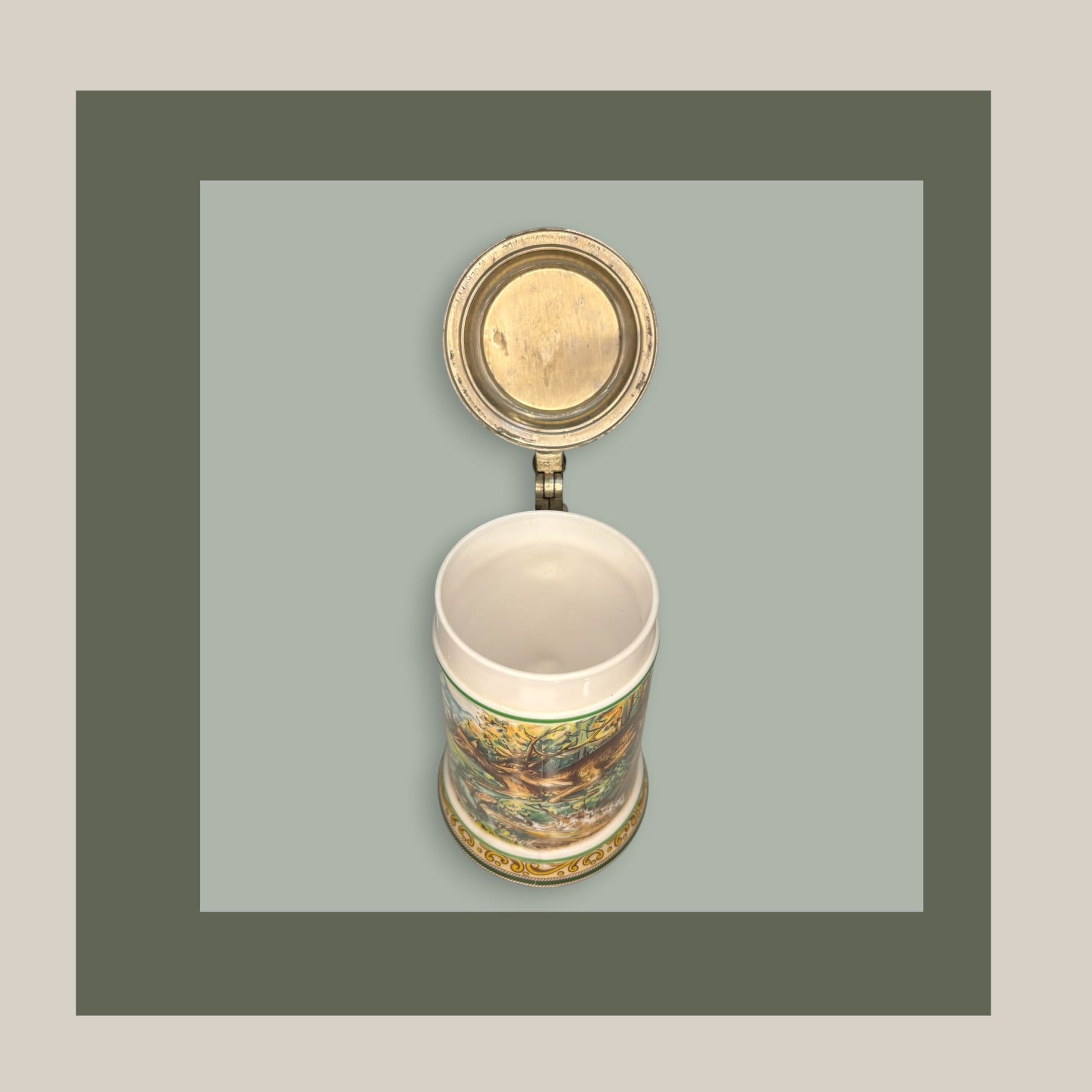 Jarra de cerveza alemana antigua de porcelana con tapa metálica abierta, ideal para decoración vintage en hogar o colección temática.