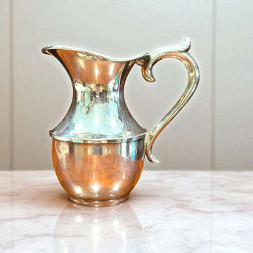 Jarra de metal plateado vista superior mostrando su interior brillante.