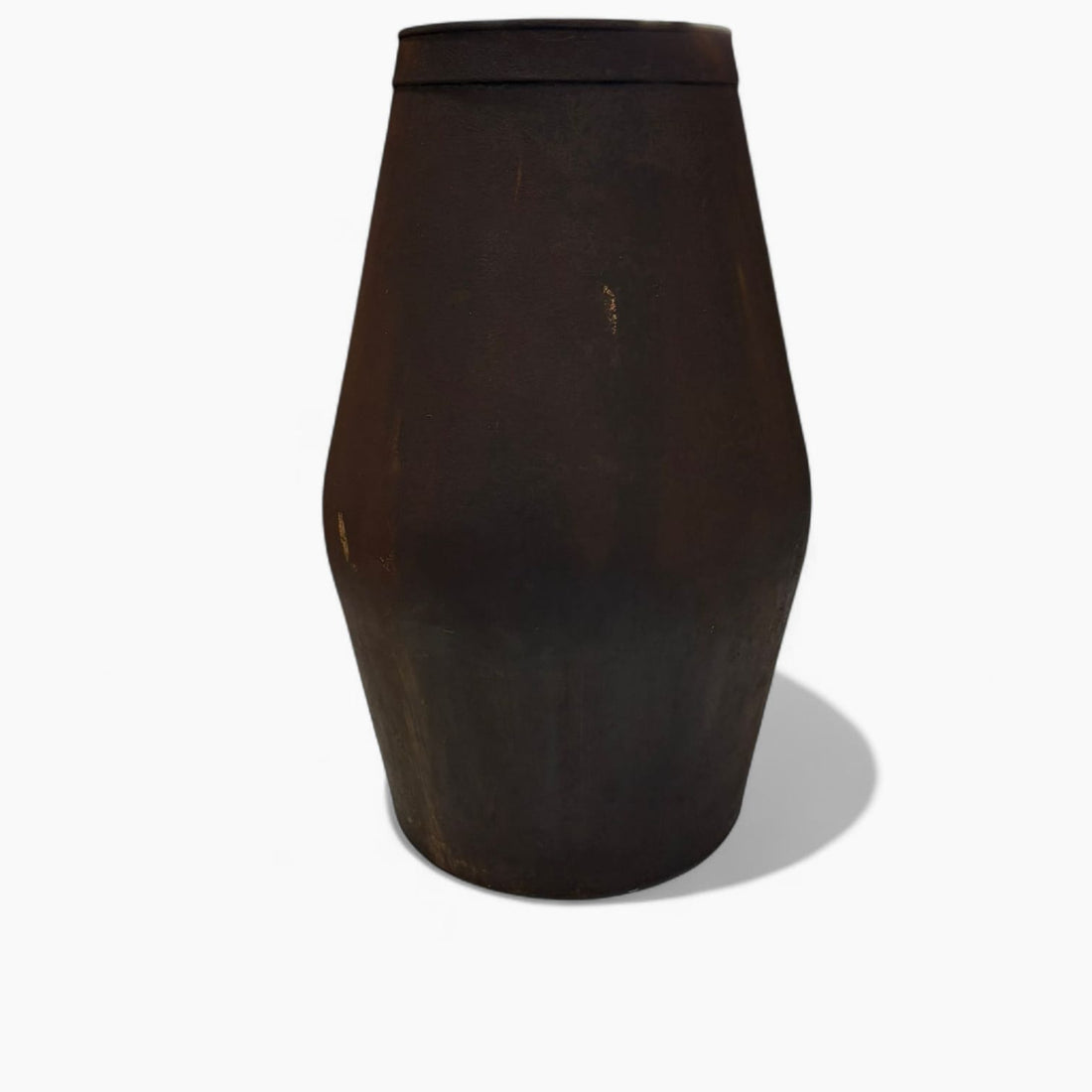 Con unas medidas de 25 × 16,5 × H40 cm, esta jarra destaca por su diseño vertical, su cuerpo sólido y su asa forjada manualmente fijada con remaches visibles, un detalle técnico que confirma su elaboración artesanal. 