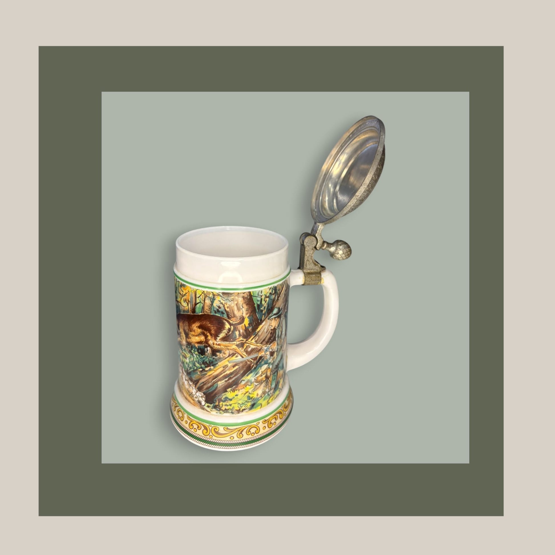 Jarra de cerveza alemana antigua de porcelana con tapa metálica abierta, decorada con escena de caza en bosque. Ideal para decoración vintage.