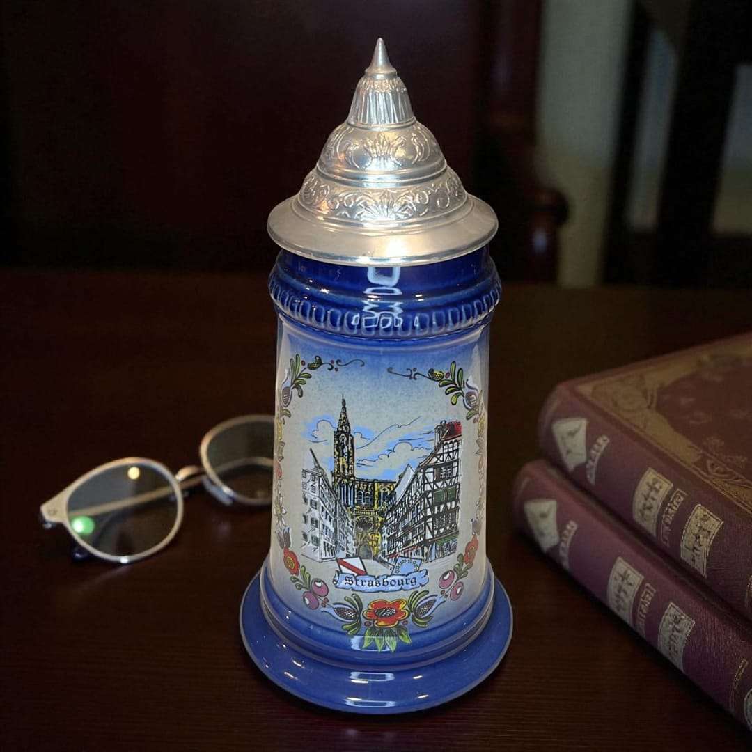 Jarra de porcelana alemana con tapa metálica y diseño de Estrasburgo, pieza decorativa para interiores con estilo tradicional y coleccionistas de jarras.