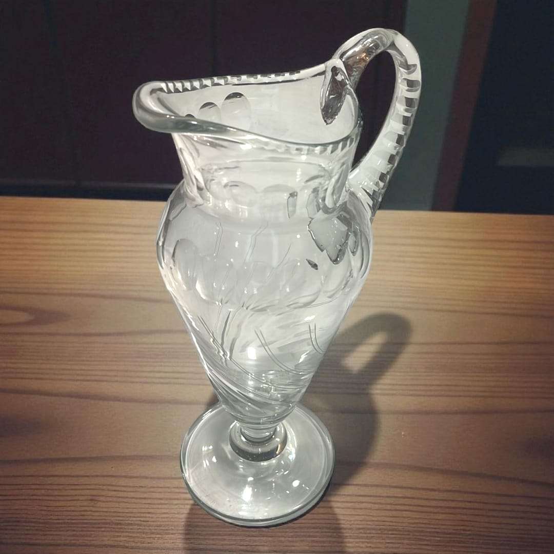 Jarra de cristal antigua grabada a mano con diseño floral tallado, ideal para decoración elegante en el hogar. Pieza artesanal única de colección.