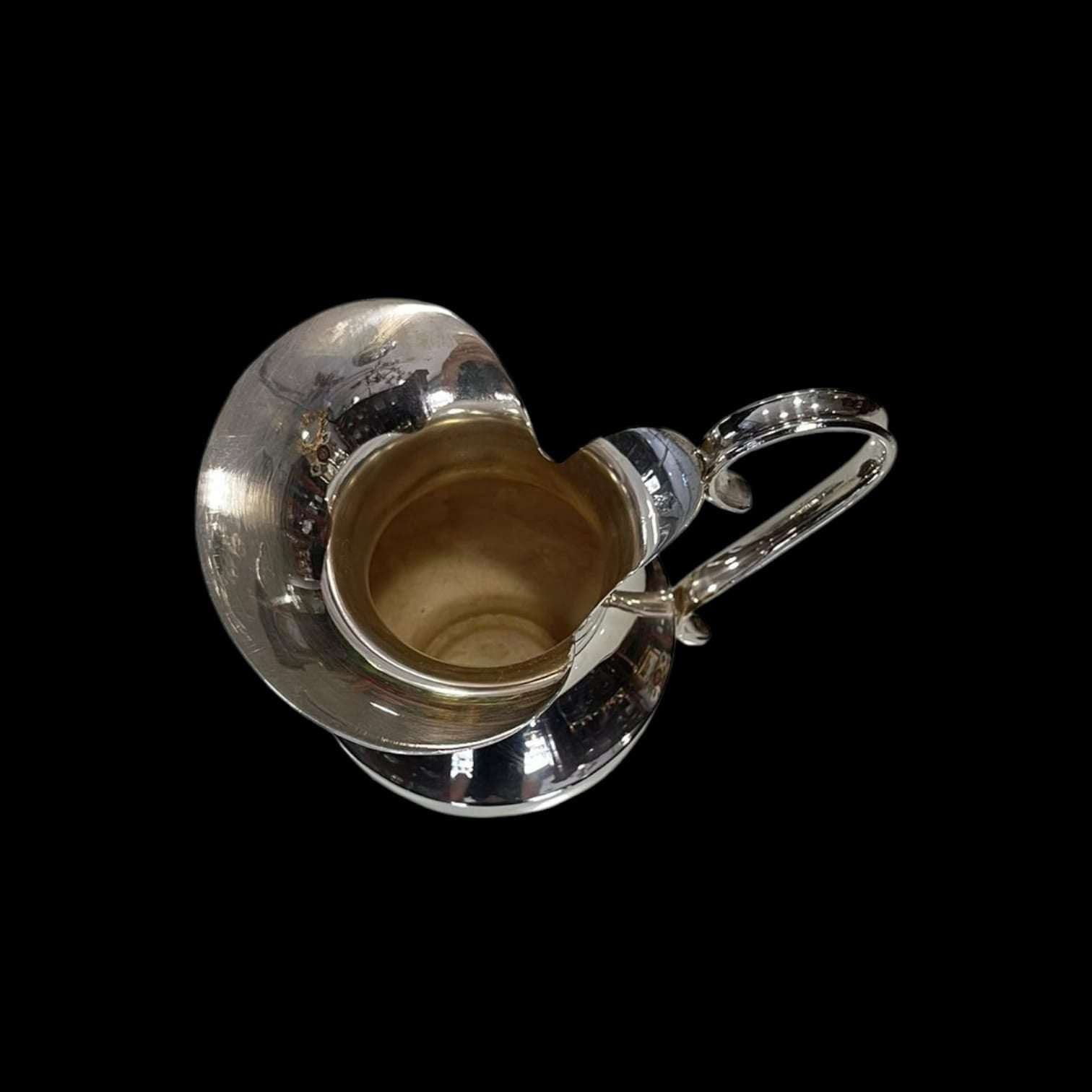 Con unas medidas de 15,5 x 11,5 x h 15 cm, esta Jarra de metal plateado ofrece la capacidad ideal para servir bebidas en reuniones familiares o cenas especiales. 