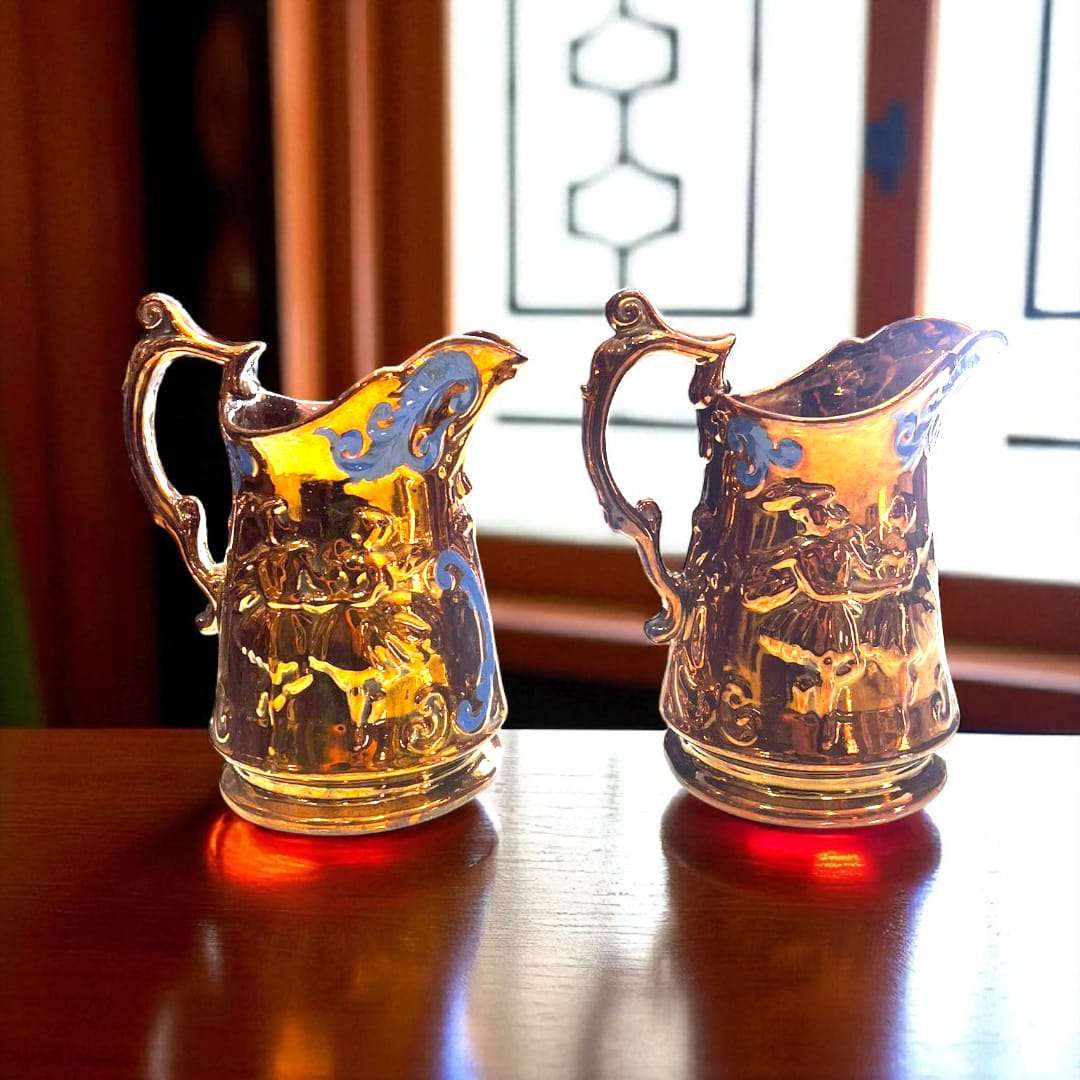 Jarras de Bristol siglo XIX con relieves decorativos y asas ornamentales.